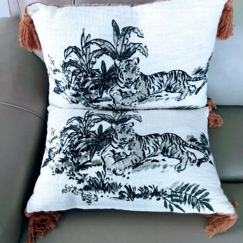 COTTON & VELVET PRINT PILLOW WITH TIGEr IMAGES & TASSELS - Picture 6 of 10